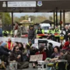 le slogan affiché sur leurs vêtements entraîne l’arrestation de 7 militants près d’une base américaine