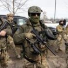 la manœuvre dangereuse d’un suspect recherché pour meurtre pousse l’ICE à ouvrir le feu en Californie