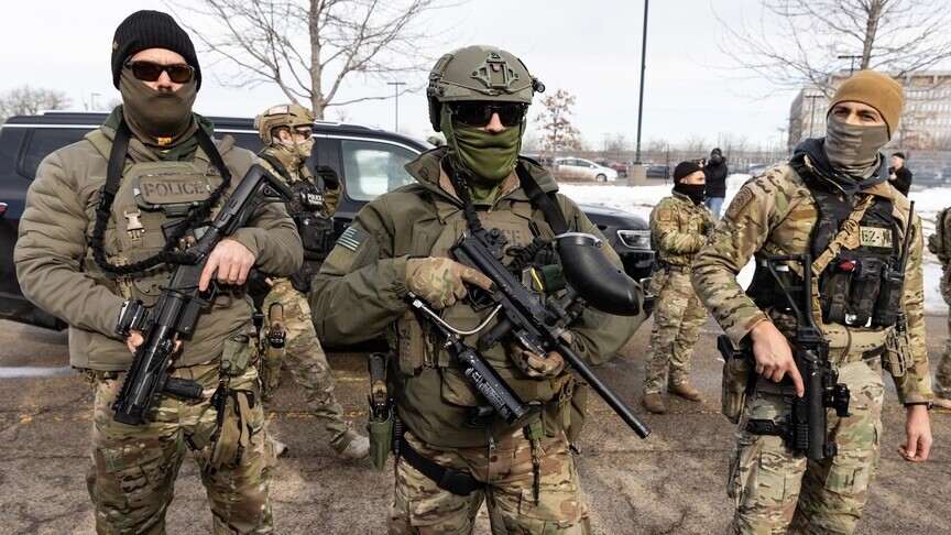 la manœuvre dangereuse d’un suspect recherché pour meurtre pousse l’ICE à ouvrir le feu en Californie