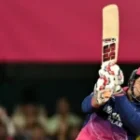 la prestation de cet adolescent de 15 ans qui bouscule l’élite du cricket en Inde