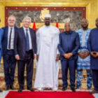 l’émissaire d’Emmanuel Macron remet une invitation officielle au Général Doumbouya.