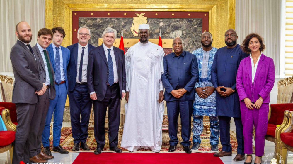 l’émissaire d’Emmanuel Macron remet une invitation officielle au Général Doumbouya.