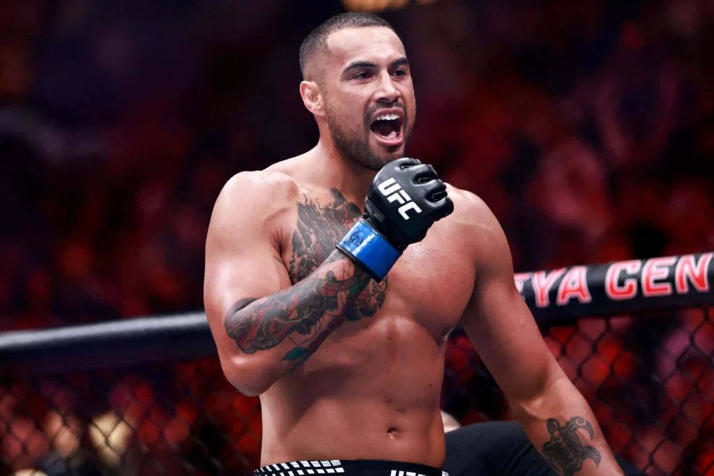 blessé au genou, le nouveau champion de l’UFC foudroie son adversaire sous les yeux de Donald Trump