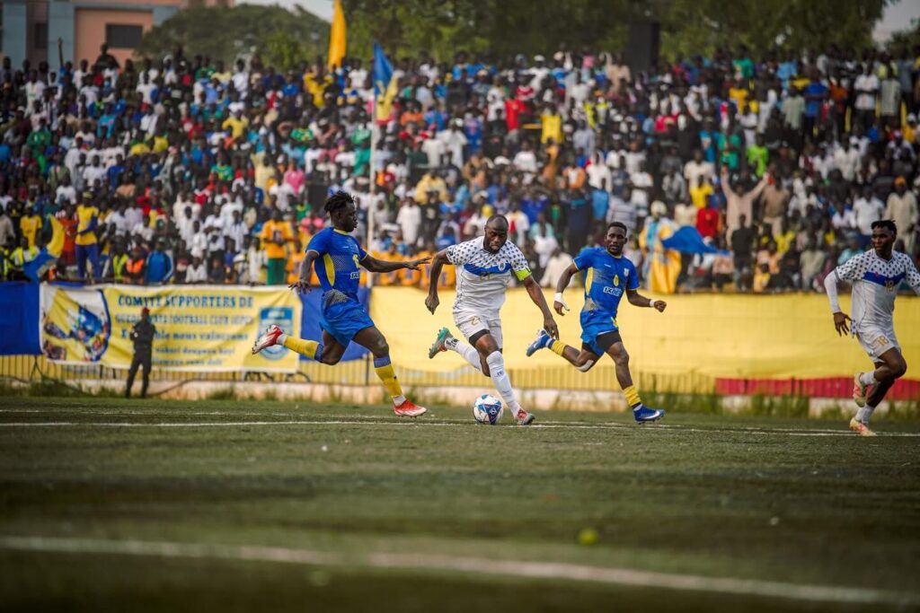 le leader enchaîne, un favori au titre perd de précieux points sur sa pelouse