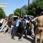 Véhicules incendiés en Inde par des ouvriers exigeant la même hausse salariale que l’État voisin