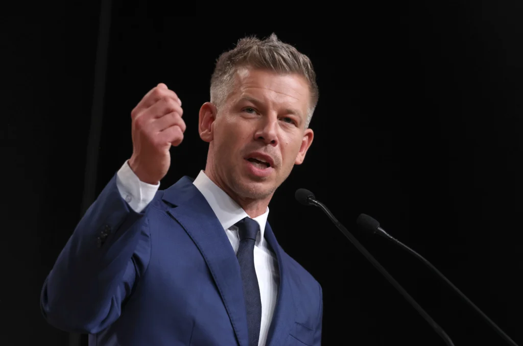 Peter Magyar remplace Viktor Orban et compte débloquer un prêt pour l’Ukraine