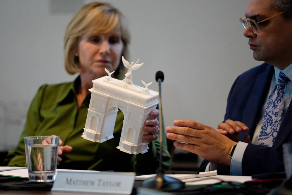 Washington valide l’arc de Donald Trump et dévoile sa hauteur définitive