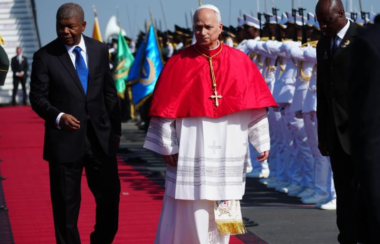 Léon XIV poursuit sa tournée africaine en Angola, avec Trump en toile de fond