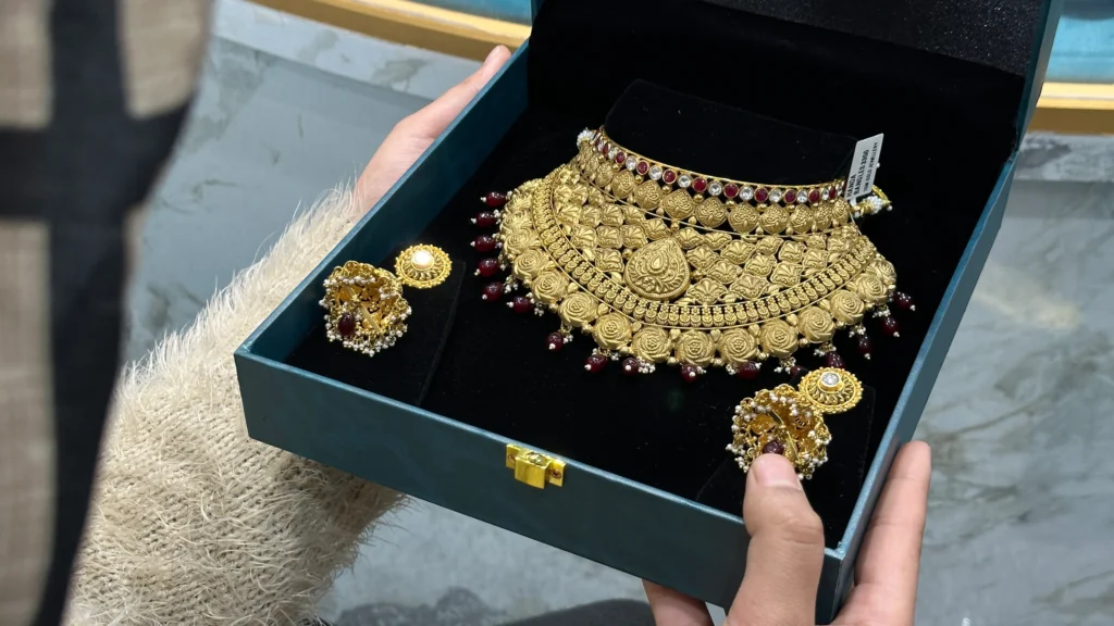 Tarifs records de l’or en Asie du Sud et le nombre de femmes célibataires à Srinagar