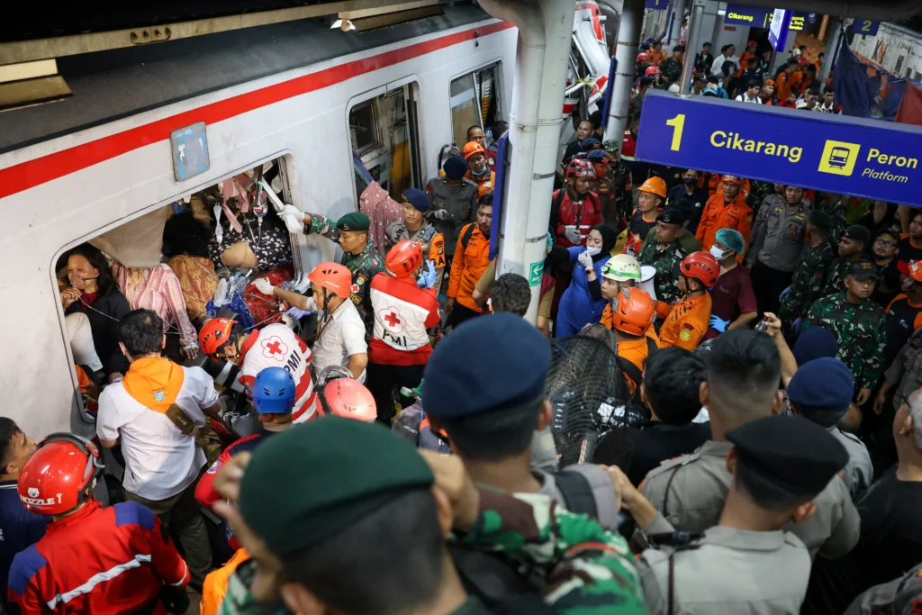 la cause avancée après la collision de trains près de Jakarta