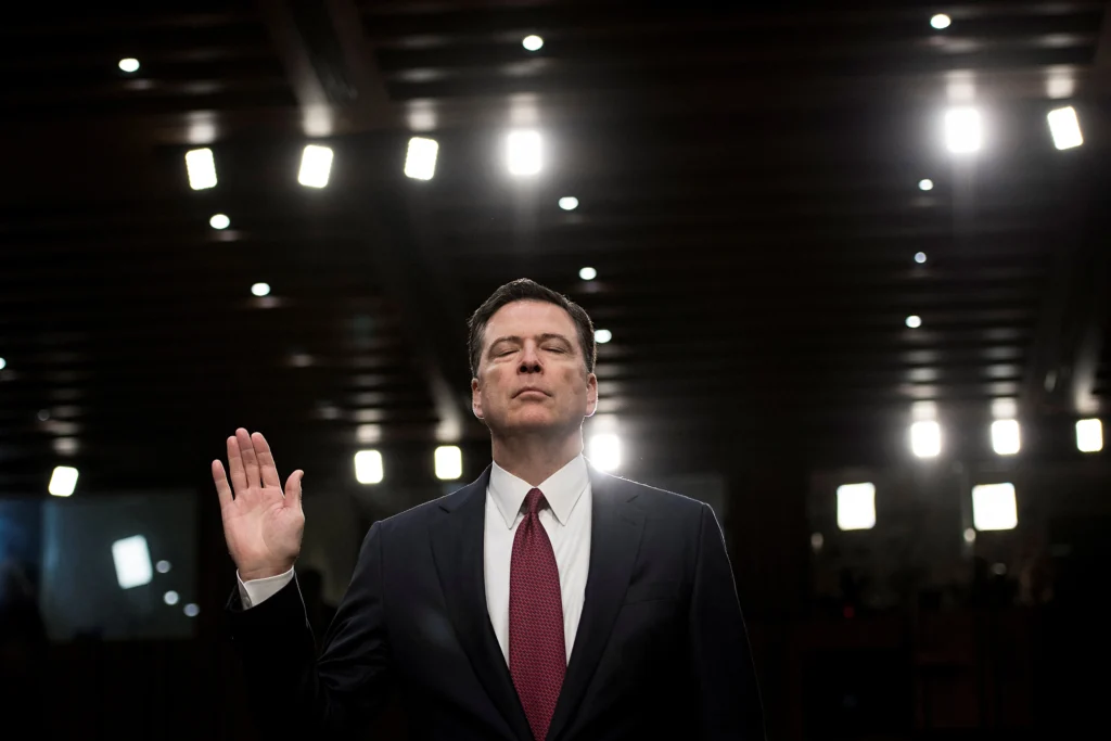 James Comey de nouveau inculpé pour le message publié avec ces coquillages