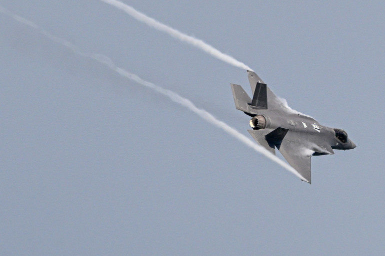 L’Iran affirme avoir abattu un avion de chasse américain et promet une récompense pour la capture de l’équipage