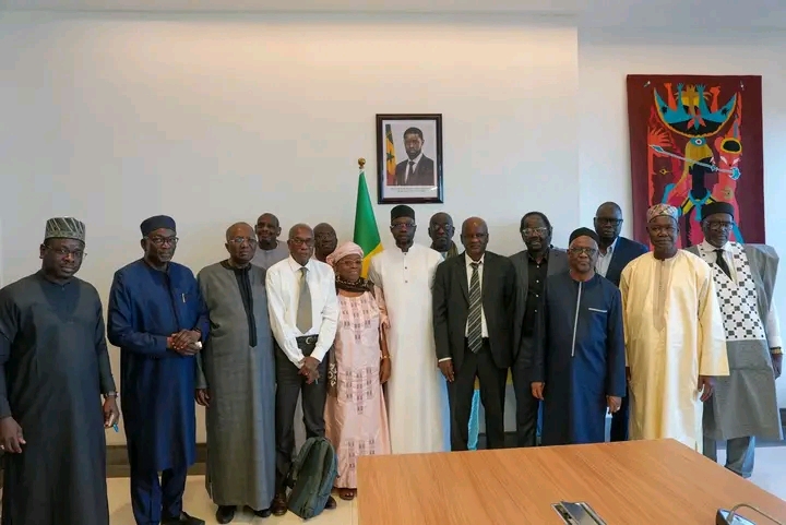 Sonko reçoit d’anciens directeurs généraux et chefs de département