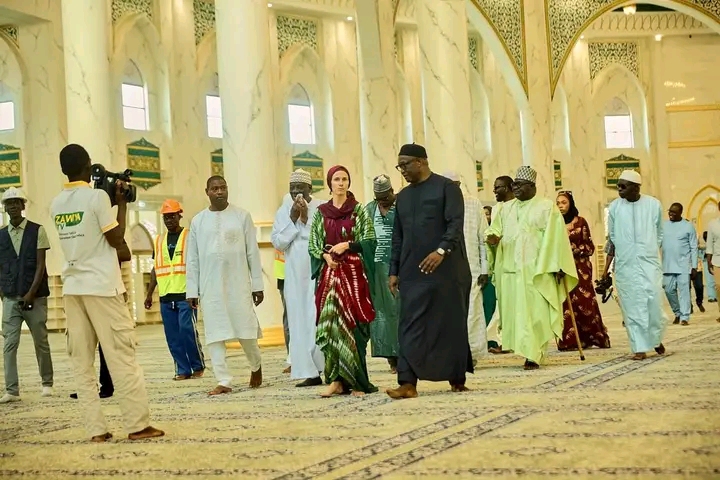 Centrale solaire Grande Mosquée Tivaouane:Visite de l’Ambassadrice du Royaume-Uni…