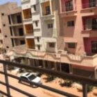 Surpris avec un homme dans son lit, il saute du balcon pour fuir, la suite est bouleversante