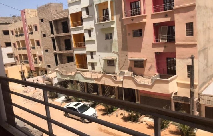 Surpris avec un homme dans son lit, il saute du balcon pour fuir, la suite est bouleversante