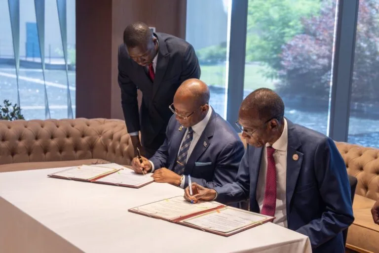 un accord stratégique sur les mines et l’énergie signé à Dakar