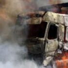 une camionnette percute un camion de ciment