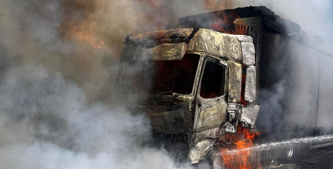 une camionnette percute un camion de ciment