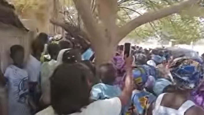 Le Président Bassirou Diomaye Faye à Ndiaganiao, sa maison familiale prise d’assaut, regardez !