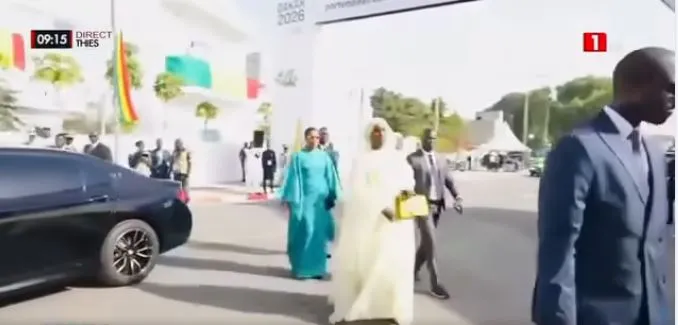 Arrivée remarquée des deux Premières dames à la Place Mamadou Dia de Thiès (vidéo)