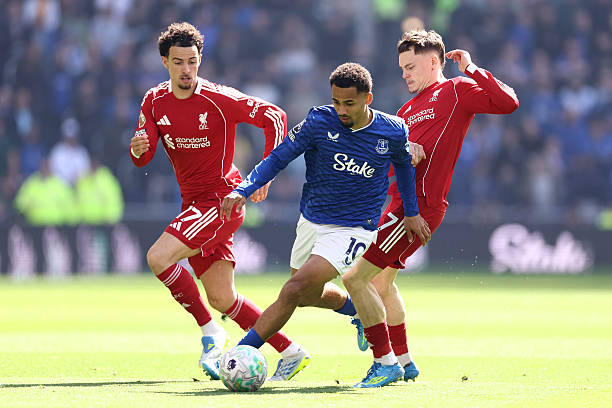 Liverpool arrache la victoire sur la pelouse d&rsquo;Everton (2-1)