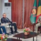 le chef de la junte Assimi Goïta réapparaît aux côtés de l’ambassadeur russe