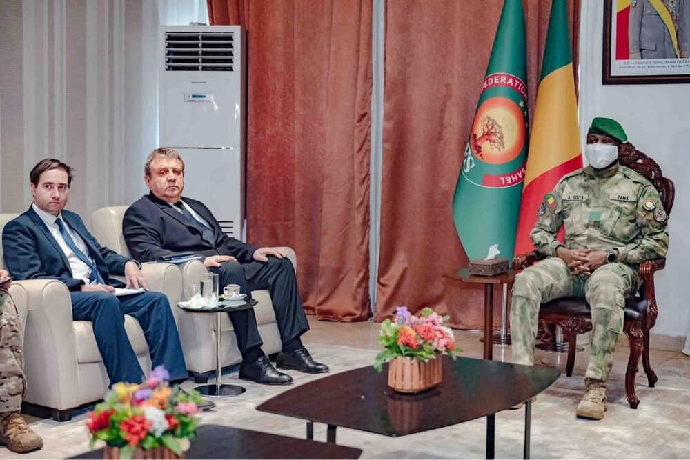 le chef de la junte Assimi Goïta réapparaît aux côtés de l’ambassadeur russe