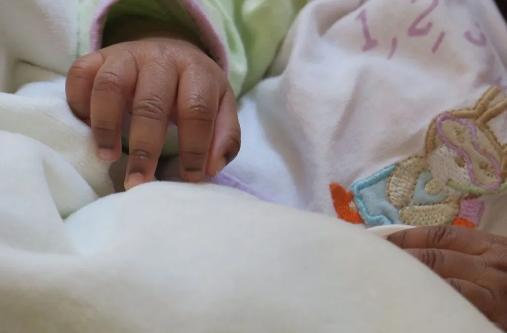 Le corps sans vie d’un nouveau né retrouvé dans un…