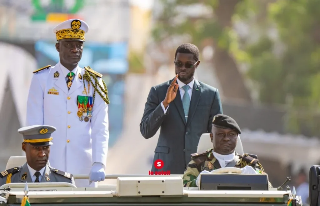Le président Bassirou Diomaye Faye salue un défilé « impeccable » à Thiès