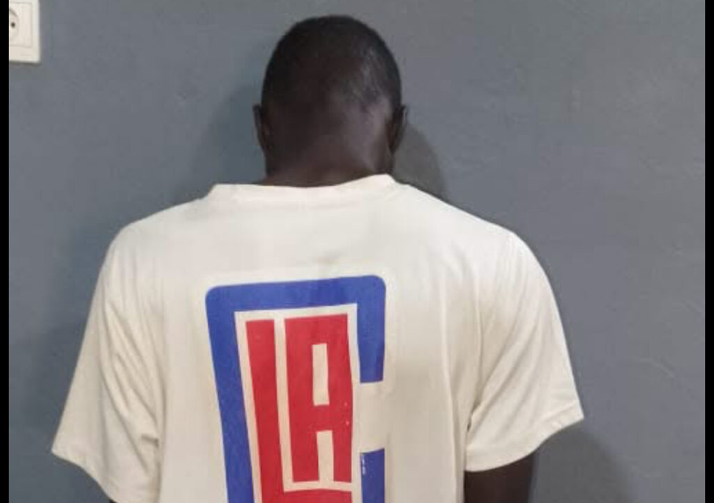 Il filme sa tante sous la douche et la fait chanter, un transfert de 500 F le trahit