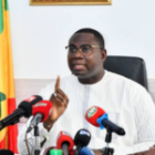 Moussa Bala Fofana tape du poing sur la table