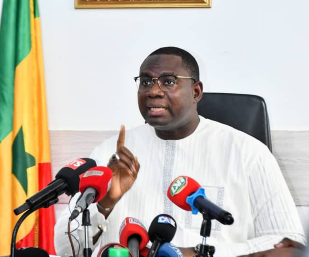 Moussa Bala Fofana tape du poing sur la table