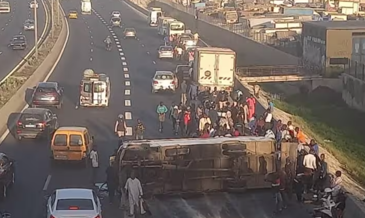 Un Ndiaga Ndiaye se renverse et provoque d’importants bouchons à Cambérène
