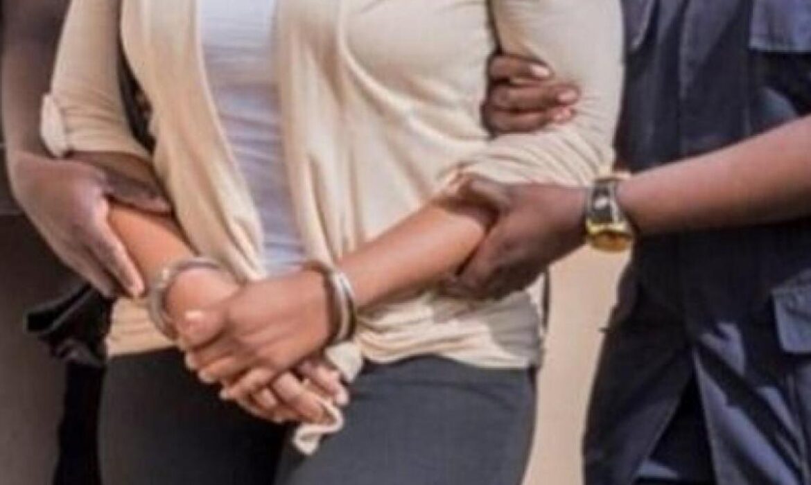 Elle l&rsquo;a poignardé plusieurs fois avec un couteau…