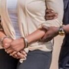 Elle l&rsquo;a poignardé plusieurs fois avec un couteau…