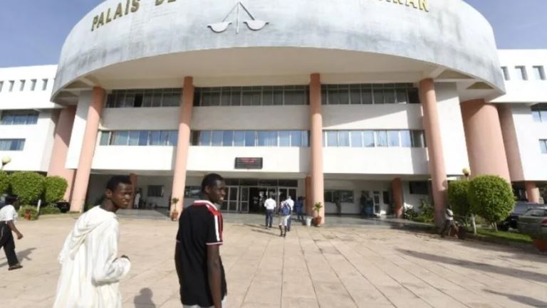 un policier indexe la victime, un courtier et « son » commissaire