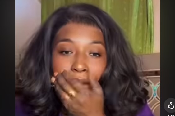 Ndeye Ndiaye apprend le décès de Mère Coumba Wone en pleine Live. Regardez ! (vidéo)