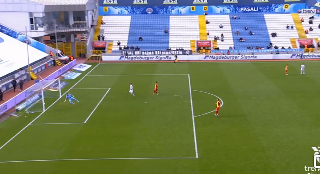 le gardien de Kasımpaşa SK marque un but de… 80 mètres (Vidéo)