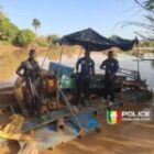 Une drague détruite sur les rives de la Falémé