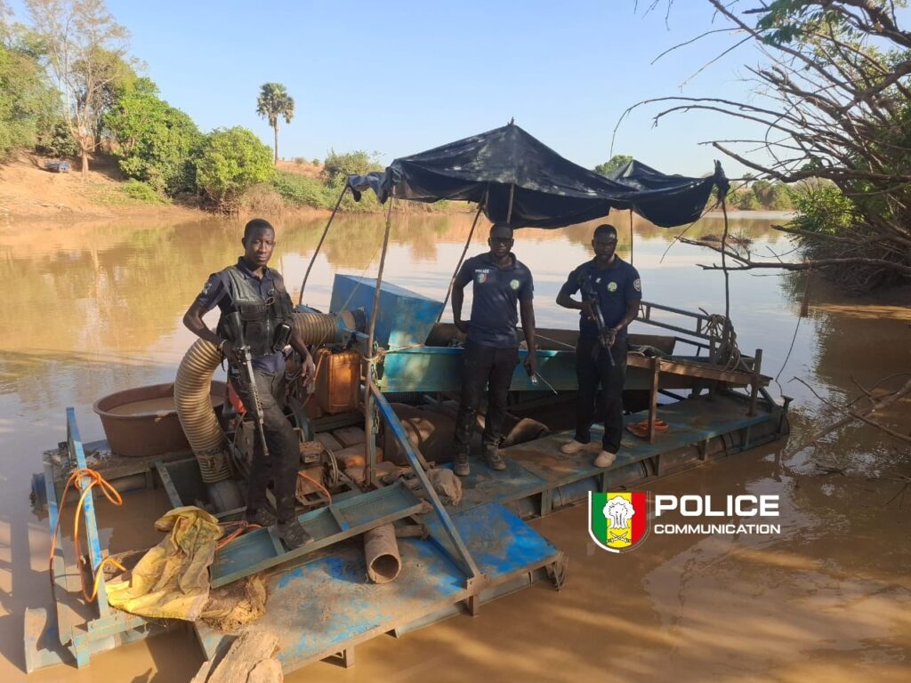 Une drague détruite sur les rives de la Falémé