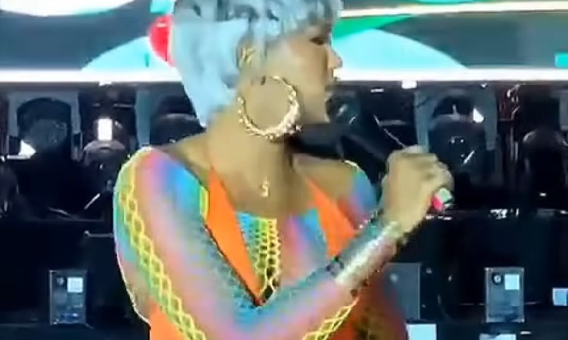 De nouvelles révélations tombent sur le haut de couleur LGBT (photo)