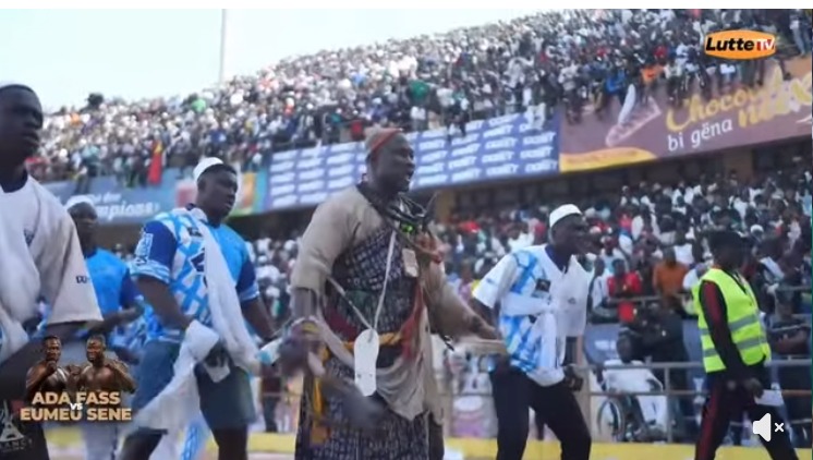 Ada Fass enflamme l’arène avec un touss très rythmé avant son combat contre Eumeu Sène (Vidéo)