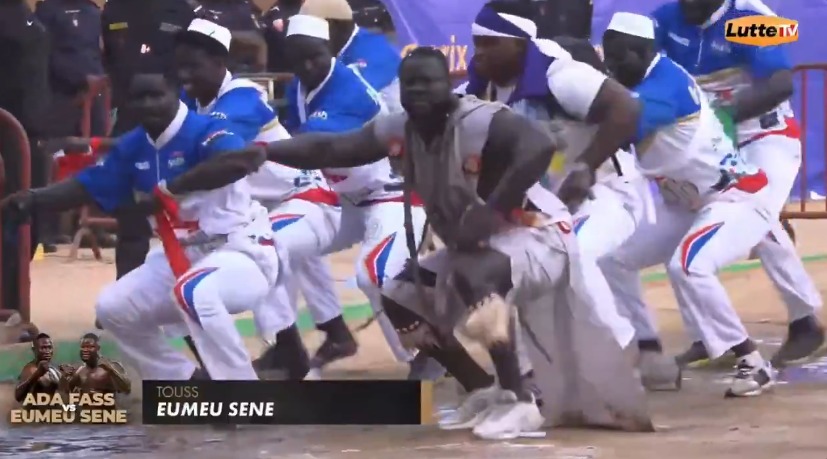 Eumeu Sène régale avec un touss “Ndiouk Bou Saf Sap” avant son combat contre Ada Fass (Vidéo)