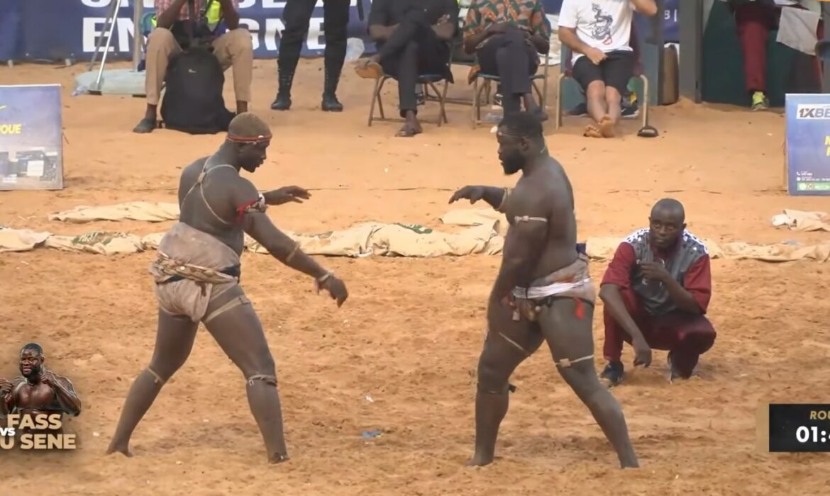 Ada Fass domine totalement Eumeu Séne, regardez la chute (vidéo)