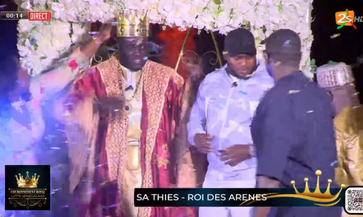 Modou Lo remet la couronne à Sa Thiès puis fait un geste totalement inattendu (vidéo)