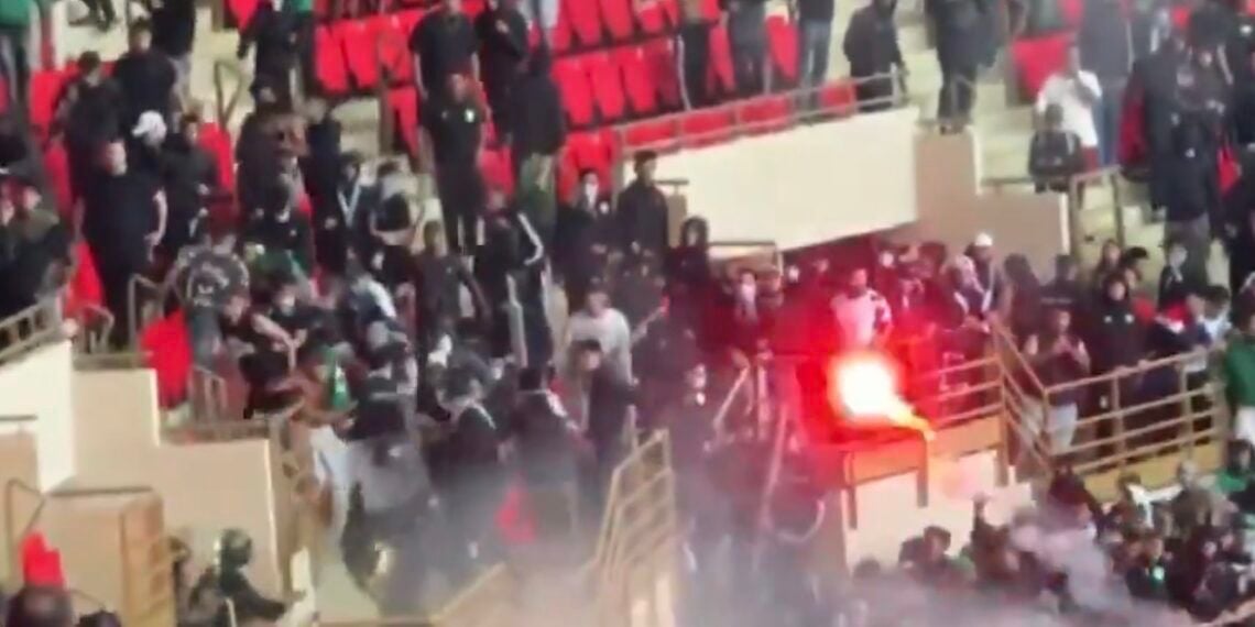Affrontements entre supporters du Raja et de l’AS FAR au stade Moulay Abdallah (Vidéo)
