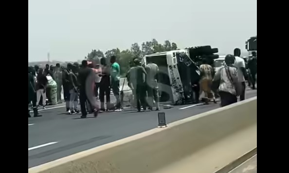 Un « Ndiaga Ndiaye » se renverse sur l’autoroute à péage, les images du choc spectaculaire (vidéo)