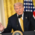Trump suspend une mission militaire tout en menaçant de nouveaux bombardements