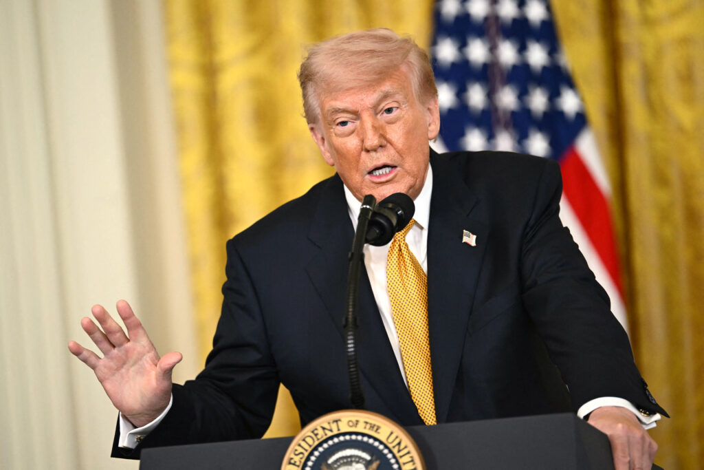 Trump suspend une mission militaire tout en menaçant de nouveaux bombardements